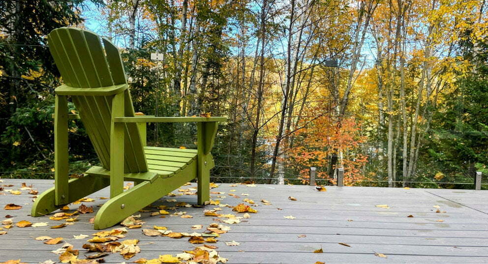 Chaise adirondak sur une terrassee l'automne.