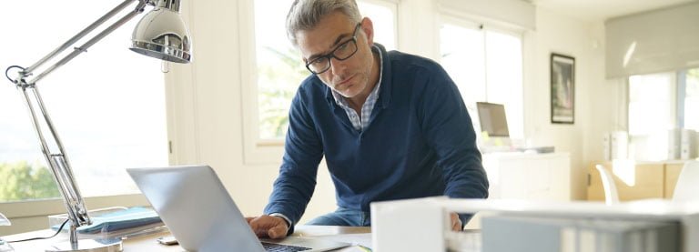 Designer travaillant a son bureau.