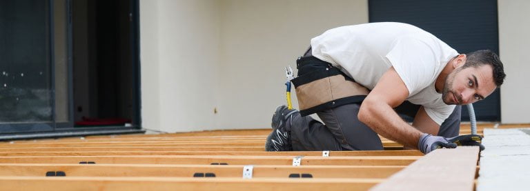 Entrepreneur installant un plancher.