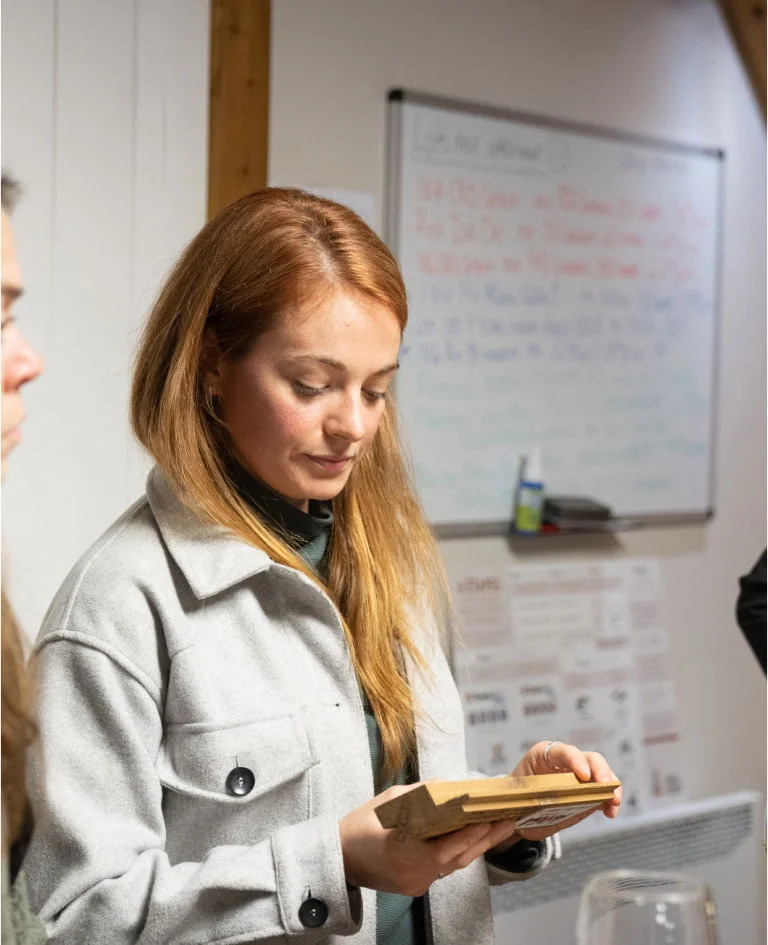 Femme observant un echantillon de bois.