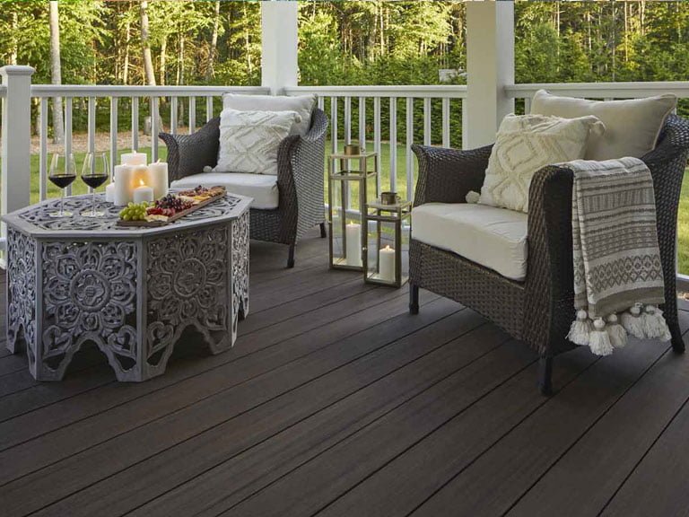 Plancher de patio en composite azek collection landmark couleur american walnut.