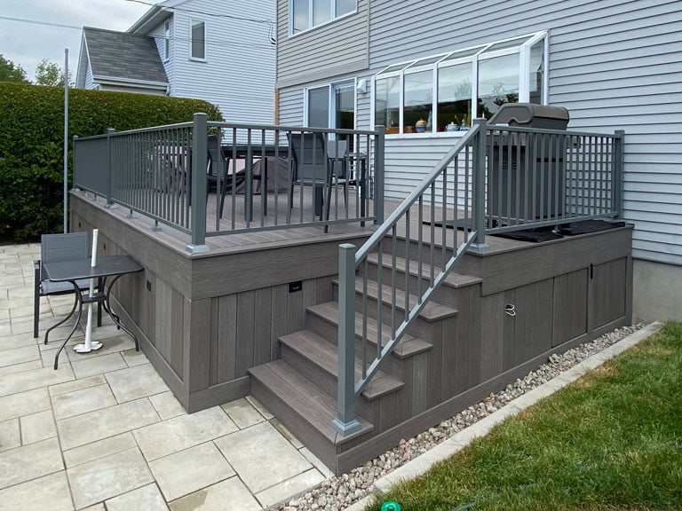Balcon en composite moistureshield cooldeck couleur pierre cathedrale.