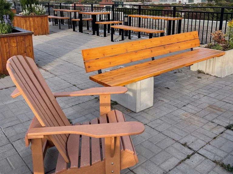 Chaise et banc en cedre rouge de l'ouest.