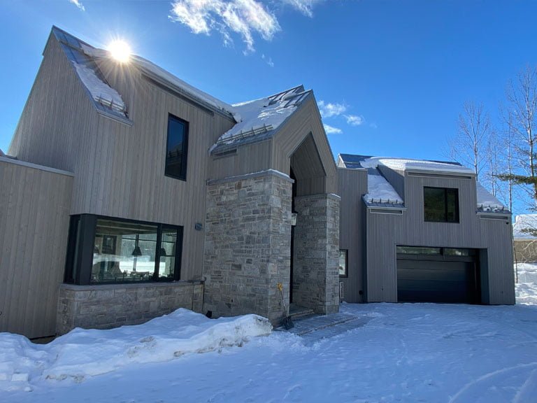Maison avec revetement en cedre rouge de l'ouest couleur eternity.