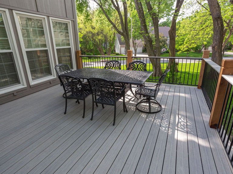 Terrasse en composite deckorator couleur sierra.