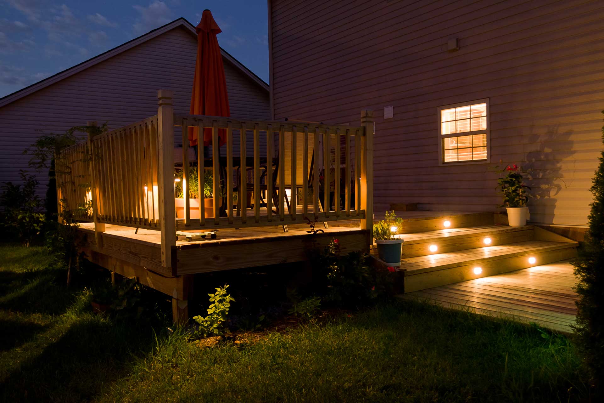 Lumieres illuminant une terrasse arriere.
