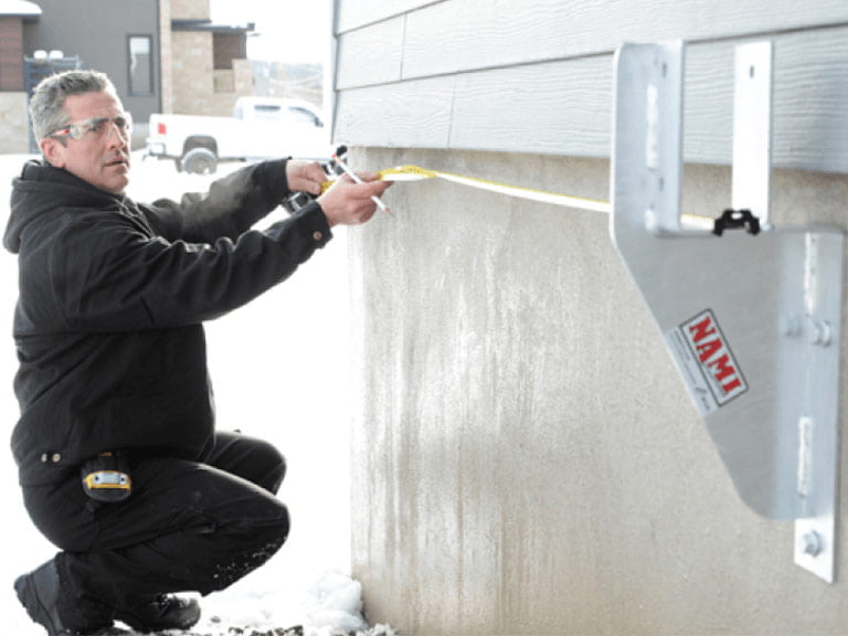 Travailleur installant un systeme d'ancrage nami.