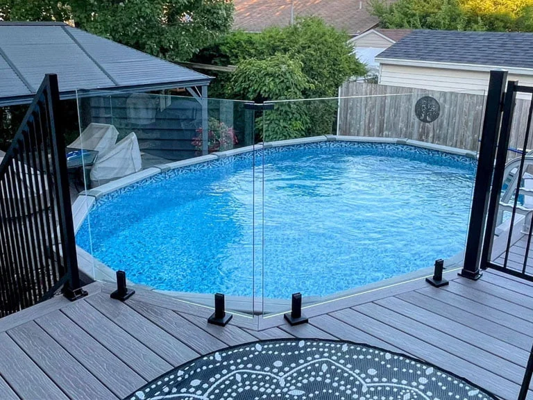 Rampes d'aluminum et porte en verre.