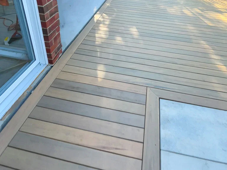 Terrasse concu par realisations vgm en timbertech couleur tigerwood.