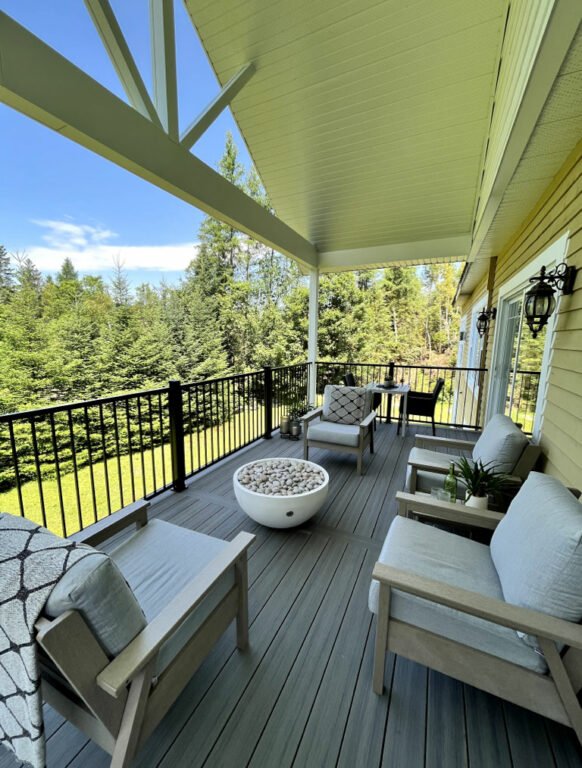 Balcon-terrasse en composite deckorators serie voyage couleur sierra.