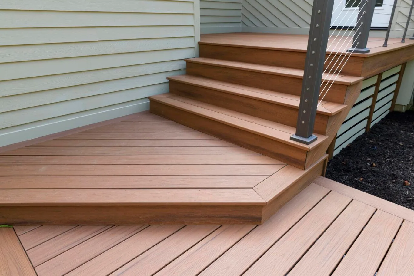 Un ensemble d'escaliers de terrasse avant en bois composite.