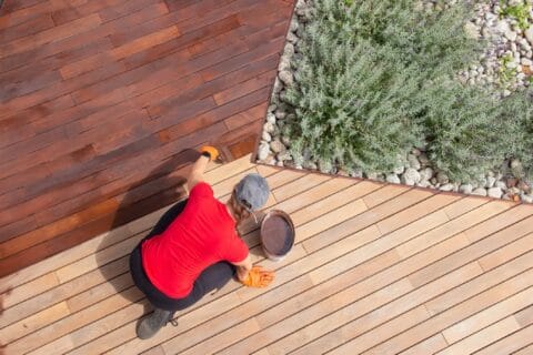 Une femme fait l'entretien de sa terrasse
