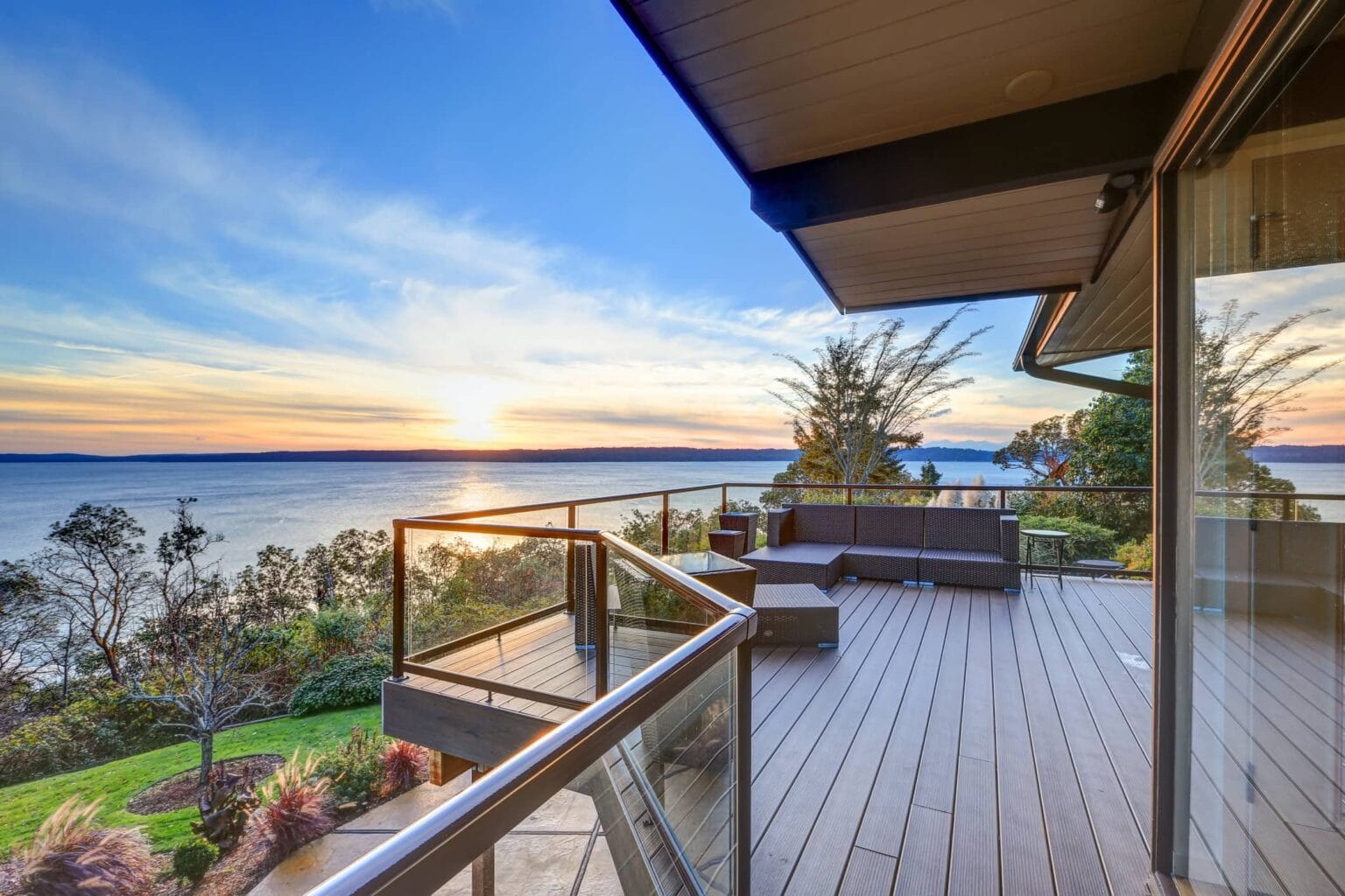 Deck Railing Options: From Classic Wood to Modern Glass