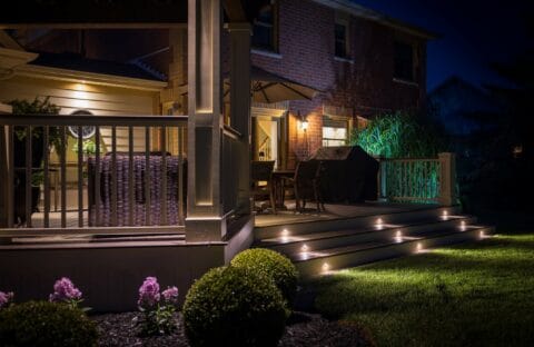 Terrasse résidentielle de nuit mettant en valeur des options d'éclairage attrayantes