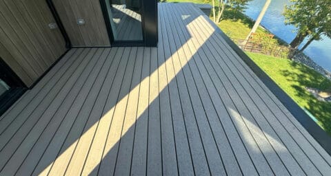 Terrasse en planche naturo d'ecoplast.