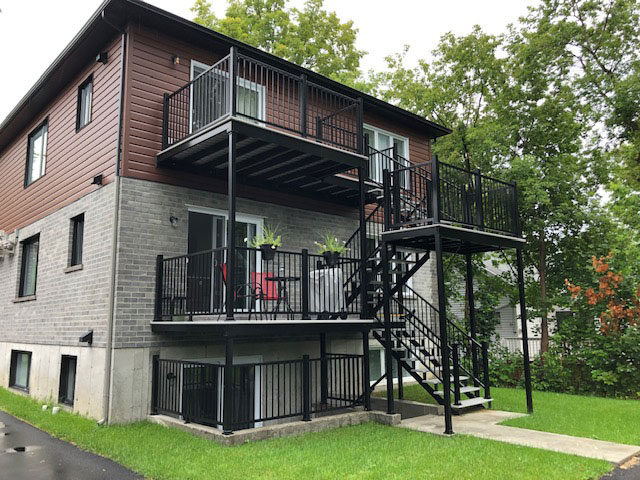 Escalier exterieur avec marche et plancher d'aluminium gris.