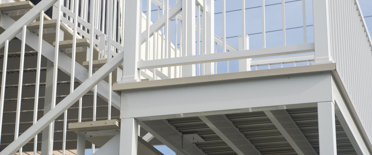 Escalier exterieur avec marches et plancher d'aluminium beige.